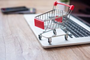 Einkaufswagen auf Laptop - E-Commerce